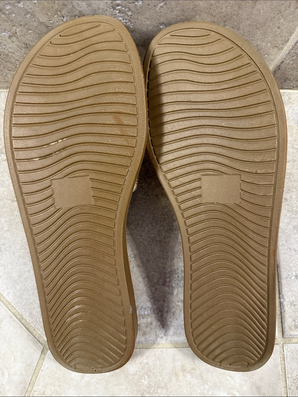 Solanz Women’s Metallic Gold Slides Size 9 - Picture 3 of 3